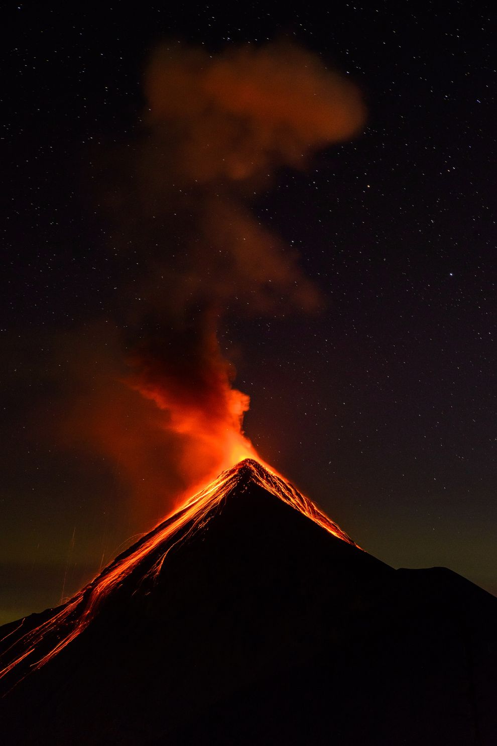 Night Ascent To Acatenango Volcano Overlooking The Raging Fuego Gigaplaces Com