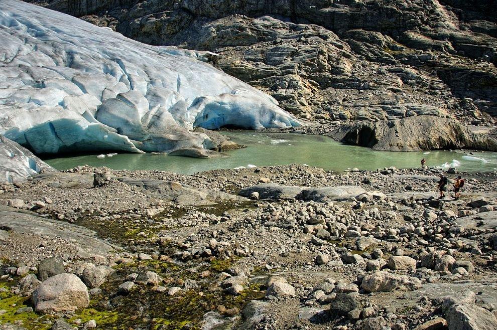 Hike to glacier Haugabreen - Face of the glacier to the touch ...